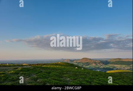 Helmeth Hill, Hope Bowdler Hill, Caer Caradoc, The Lawley et The Wrekin, tel que vu de long Mynd, Church Stretton, Shropshire Banque D'Images