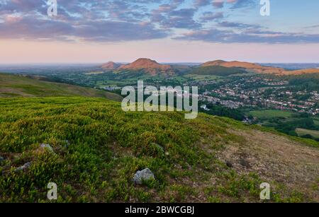 Eglise Stretton, Helmeth Hill, Hope Bowdler Hill, Caer Caradoc, The Lawley, The Wrekin vu de l'Yearlet sur le long Mynd, Eglise Stretton, Shropshire Banque D'Images