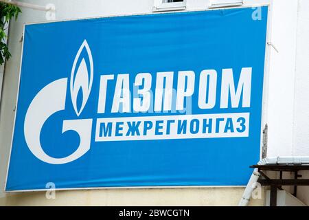 Anapa, Russie - 30 mai 2020 : panneau « Gazprom mezhregiongaz » sur la façade du bâtiment Banque D'Images