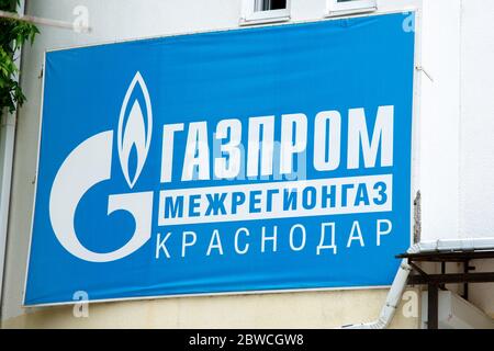 Anapa, Russie - 30 mai 2020 : panneau « Gazprom Mezhregiongaz Krasnodar » sur la façade du bâtiment Banque D'Images