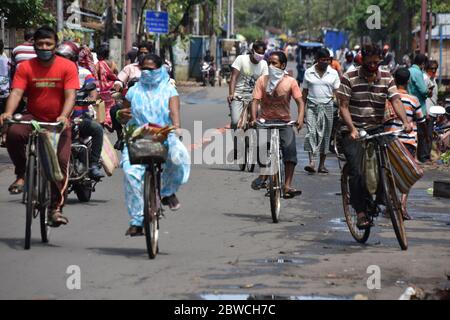 Howrah, Inde. 31 mai 2020. La vie quotidienne le neuvième dimanche, le 68e jour et le dernier jour de la 4e phase du confinement continu national à travers l'Inde pour freiner la propagation du nouveau coronavirus (COVID-19). Les gens sont autorisés à sortir de chez eux pour acheter des aliments et des articles essentiels dans la rue ou dans la zone du marché, alors que les autobus publics ne sont pas en exploitation. (Photo de Biswarup Gangouly/Pacific Press) crédit: Pacific Press Agency/Alay Live News Banque D'Images