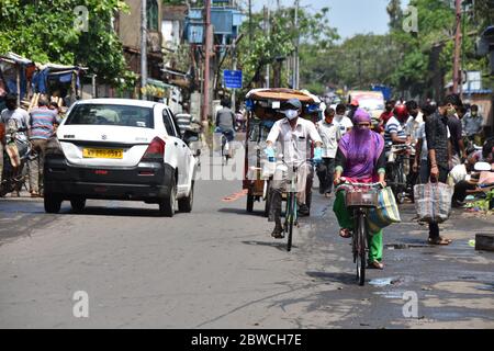 Howrah, Inde. 31 mai 2020. La vie quotidienne le neuvième dimanche, le 68e jour et le dernier jour de la 4e phase du confinement continu national à travers l'Inde pour freiner la propagation du nouveau coronavirus (COVID-19). Les gens sont autorisés à sortir de chez eux pour acheter des aliments et des articles essentiels dans la rue ou dans la zone du marché, alors que les autobus publics ne sont pas en exploitation. (Photo de Biswarup Gangouly/Pacific Press) crédit: Pacific Press Agency/Alay Live News Banque D'Images