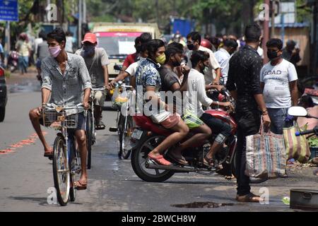 Howrah, Inde. 31 mai 2020. La vie quotidienne le neuvième dimanche, le 68e jour et le dernier jour de la 4e phase du confinement continu national à travers l'Inde pour freiner la propagation du nouveau coronavirus (COVID-19). Les gens sont autorisés à sortir de chez eux pour acheter des aliments et des articles essentiels dans la rue ou dans la zone du marché, alors que les autobus publics ne sont pas en exploitation. (Photo de Biswarup Gangouly/Pacific Press) crédit: Pacific Press Agency/Alay Live News Banque D'Images