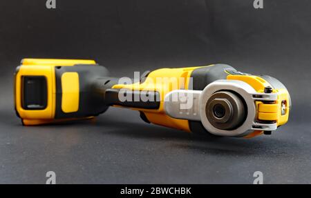 OTTERY ST MARY, DEVON - 6 FÉVRIER 2020 : DeWalt Cordless Multi Tool sur fond noir. Banque D'Images