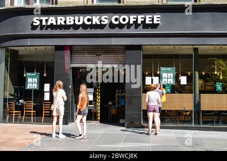 Glasgow, Écosse, Royaume-Uni. 31 mai 2020. Les clients devant Starbucks Coffee sur Buchanan Street le dimanche après-midi chaud et ensoleillé. Le gouvernement écossais a annoncé le 28 mai un assouplissement des règles de verrouillage du coronavirus. Credit: SKULLY/Alay Live News Banque D'Images