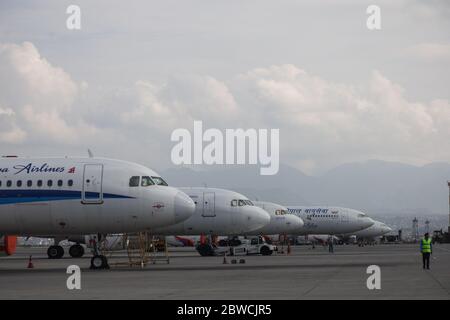 Katmandou, Népal. 31 mai 2020. Le personnel de l'aéroport marchant dans la zone de stationnement pendant que le gouvernement a imposé l'isolement de la vitesse de la coronavirus à l'aéroport international de Tribhuvan à Katmandou, au Népal, le 31 mai, 2020 comme le gouvernement a annoncé que tous les vols internationaux entrants vers le Népal ont été suspendus du 20 mars au 14 juin 2020. (Photo de Subash Shrestha/Pacific Press) crédit: Pacific Press Agency/Alay Live News Banque D'Images