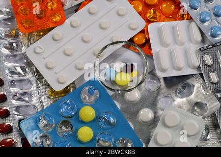 Vue de la dose quotidienne de médicament sur le fond de l'emballage avec des pilules. Banque D'Images