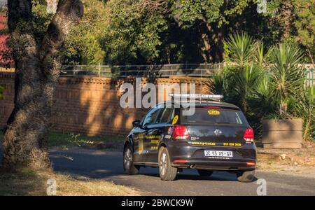 Alberton, Afrique du Sud - un véhicule de compagnie de sécurité privée patrouille une rue résidentielle pendant le confinement dans l'image du pays en format horizontal Banque D'Images