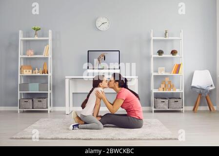 Cours vidéo en ligne de fitness à domicile pour la famille. Banque D'Images