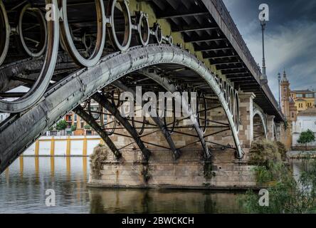 Le pont Triana au-dessus du fleuve Guadalquivir Banque D'Images