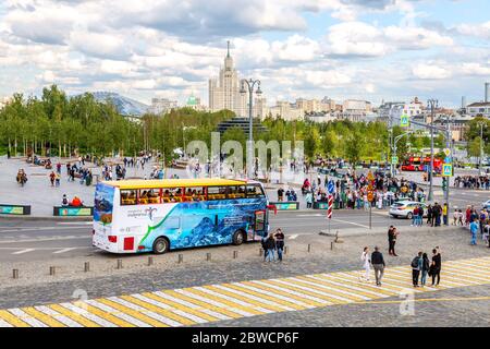 Moscou, Russie - 7 juillet 2019 : bus touristique garés à côté du parc Zaryadye par beau temps d'été Banque D'Images