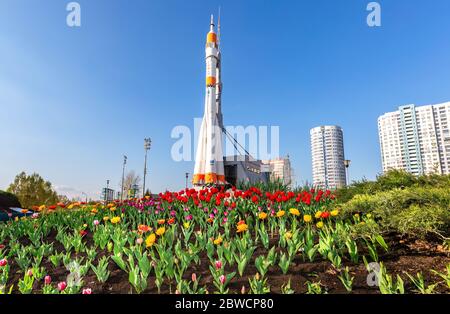 Samara, Russie - Mai 4, 2019 : Véritable satellite de type Soyouz comme monument et du centre de l'exploration spatiale Banque D'Images