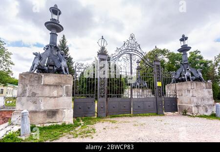 Moscou, Russie - 10 juillet 2019 : entrée avec porte metall et statues de griffins au manoir de domaine de Vlakhernskoye - Kuzminki. Installé Banque D'Images