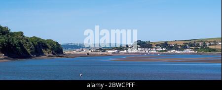 Vue sur le paysage de la ville touristique pittoresque d'Insow dans le nord du Devon. Vue de plus loin en bas de l'estuaire de Torridge, à marée haute. Banque D'Images