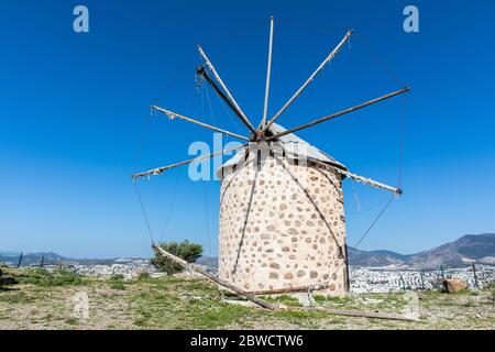 Anciens moulins à vent situés dans la bodrum de la haute colline en Turquie. Banque D'Images