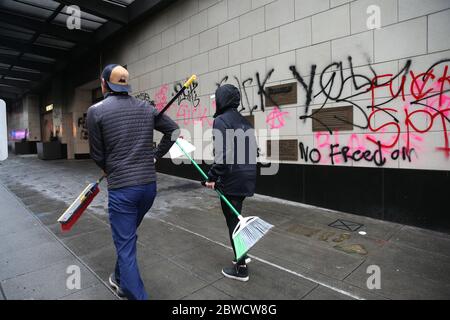 Seattle, WA, États-Unis. 31 mai 2020. Des bénévoles nettoient les dégâts causés aux vitrines et aux trottoirs tôt le matin après les émeutiers, exprimant leur indignation face à la mort de George Floyd, les magasins vandalisés et les voitures brûlées la nuit précédente, le 31 mai 2020 à Seattle, Washington. Des manifestations ont éclaté dans tout le pays après la mort de Floyd alors qu'il était sous la garde d'un policier qui s'est mis à genoux à Minneapolis. Crédit : Karen Ducey/ZUMA Wire/Alay Live News Banque D'Images