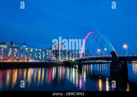 Le pont Clyde Arc de Glasgow au-dessus de la rivière Clyde la nuit. Banque D'Images