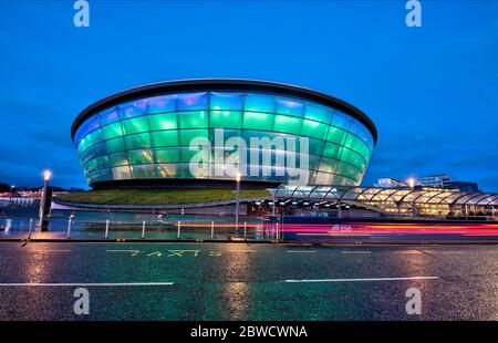 Glasgow SEC Hydro la nuit humide. Banque D'Images