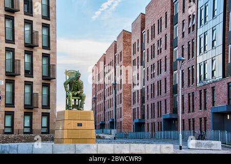 Statue de Charles Rennie Mackintosh dans le développement de logements dans la région d'Anderston, Glasgow, Écosse. Banque D'Images