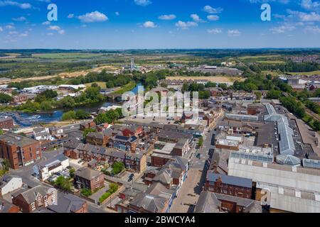Photo aérienne du centre du village de Castleford à Wakefield, West Yorkshire, Angleterre montrant la rue principale le long de la rivière aire sur un lumineux s Banque D'Images
