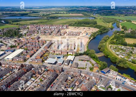 Photo aérienne du centre du village de Castleford à Wakefield, West Yorkshire, Angleterre montrant un nouveau domaine d'exploitation en cours de construction le long de la rivière ai Banque D'Images