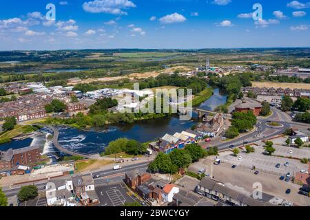 Photo aérienne du centre du village de Castleford à Wakefield, West Yorkshire, Angleterre montrant la rue principale le long de la rivière aire sur un lumineux s Banque D'Images