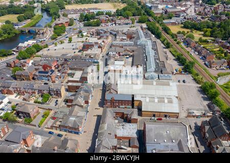 Photo aérienne du centre du village de Castleford à Wakefield, West Yorkshire, Angleterre montrant la rue principale le long de la rivière aire sur un lumineux s Banque D'Images