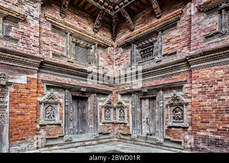 De beaux détails dans la cour de Sundari Chowk, dans le complexe du Palais Royal de Patan à la place Patan Durbar - Lalitpur, Népal Banque D'Images