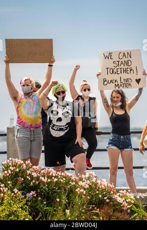 Charleston, États-Unis. 31 mai 2020. Les manifestants brandent des signes et brandent lors d'une manifestation sur la mort de George Floyd, le long de la batterie historique le 31 mai 2020 à Charleston, en Caroline du Sud. Floyd a été étouffé par la police à Minneapolis, ce qui a entraîné des manifestations qui ont balayé le pays. Crédit : Richard Ellis/Alay Live News Banque D'Images