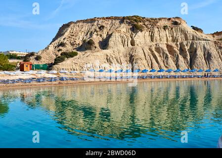 Belle plage de Kolymbia avec des rochers réfléchis dans l'eau, île de Rhodes. Grèce Banque D'Images