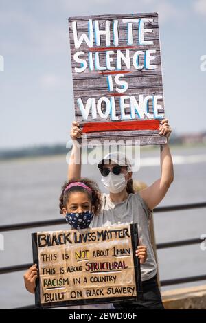 Charleston, États-Unis. 31 mai 2020. Les manifestants brandent des signes et brandent lors d'une manifestation sur la mort de George Floyd, le long de la batterie historique le 31 mai 2020 à Charleston, en Caroline du Sud. Floyd a été étouffé par la police à Minneapolis, ce qui a entraîné des manifestations qui ont balayé le pays. Crédit : Richard Ellis/Alay Live News Banque D'Images
