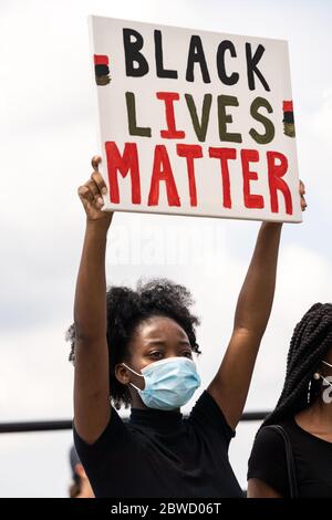 Charleston, États-Unis. 31 mai 2020. Les manifestants brandent des signes et brandent lors d'une manifestation sur la mort de George Floyd, le long de la batterie historique le 31 mai 2020 à Charleston, en Caroline du Sud. Floyd a été étouffé par la police à Minneapolis, ce qui a entraîné des manifestations qui ont balayé le pays. Crédit : Richard Ellis/Alay Live News Banque D'Images
