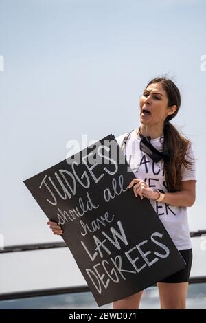 Charleston, États-Unis. 31 mai 2020. Les manifestants brandent des signes et brandent lors d'une manifestation sur la mort de George Floyd, le long de la batterie historique le 31 mai 2020 à Charleston, en Caroline du Sud. Floyd a été étouffé par la police à Minneapolis, ce qui a entraîné des manifestations qui ont balayé le pays. Crédit : Richard Ellis/Alay Live News Banque D'Images