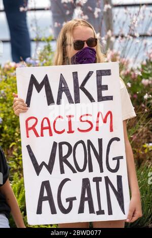 Charleston, États-Unis. 31 mai 2020. Les manifestants brandent des signes et brandent lors d'une manifestation sur la mort de George Floyd, le long de la batterie historique le 31 mai 2020 à Charleston, en Caroline du Sud. Floyd a été étouffé par la police à Minneapolis, ce qui a entraîné des manifestations qui ont balayé le pays. Crédit : Richard Ellis/Alay Live News Banque D'Images