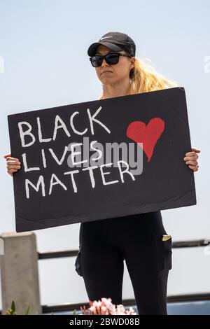 Charleston, États-Unis. 31 mai 2020. Les manifestants brandent des signes et brandent lors d'une manifestation sur la mort de George Floyd, le long de la batterie historique le 31 mai 2020 à Charleston, en Caroline du Sud. Floyd a été étouffé par la police à Minneapolis, ce qui a entraîné des manifestations qui ont balayé le pays. Crédit : Richard Ellis/Alay Live News Banque D'Images