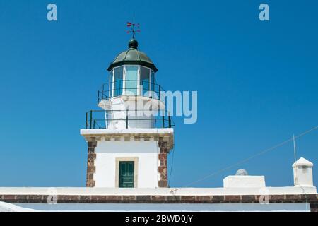 Le haut du phare grec historique d'Akrotiri avec une porte verte au fond Banque D'Images