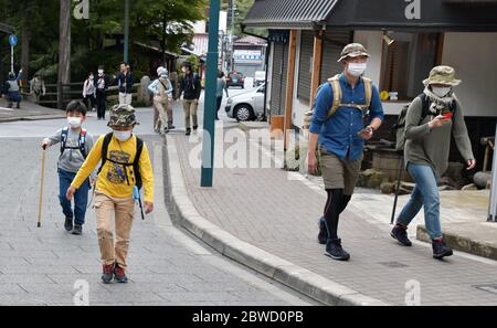 Hachioji, Japon. 31 mai 2020. Les gens font une randonnée sur le mont Takao, une montagne de 599 mètres à Hachioji, Tokyo, Japon, le dimanche 31 mai 2020. Mt. Takao a gagné sa renommée comme les régions de Ginza et de Roppongi, après avoir été récompensé trois étoiles par le guide de voyage français Michellin dans l'édition 2007. Photo de Keizo Mori/UPI crédit: UPI/Alay Live News Banque D'Images