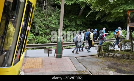 Hachioji, Japon. 31 mai 2020. Les gens font de la randonnée sur le mont Takao, une montagne de 599 mètres à Hachioji, Tokyo, Japon, le dimanche 31 mai 2020. Mt. Takao a gagné sa renommée las une destination comme les régions de Ginza et de Roppongi, après avoir été récompensé trois étoiles par le guide de voyage français Michellin dans l'édition 2007. Photo de Keizo Mori/UPI crédit: UPI/Alay Live News Banque D'Images