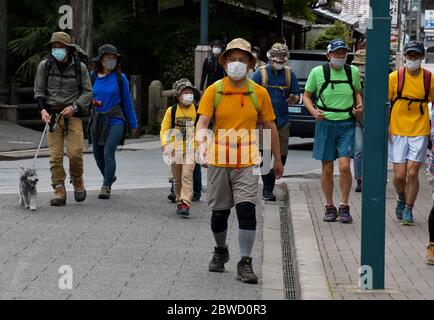 Hachioji, Japon. 31 mai 2020. Les gens font une randonnée sur le mont Takao, une montagne de 599 mètres à Hachioji, Tokyo, Japon, le dimanche 31 mai 2020. Mt. Takao a gagné sa renommée comme destination comme la région de Ginza et Roppongi, après avoir été récompensé trois étoiles par le guide de voyage français Michellin dans l'édition 2007. Photo de Keizo Mori/UPI crédit: UPI/Alay Live News Banque D'Images