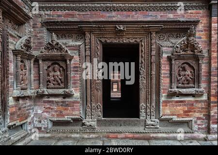 De beaux détails dans la cour de Sundari Chowk, dans le complexe du Palais Royal de Patan à la place Patan Durbar - Lalitpur, Népal Banque D'Images