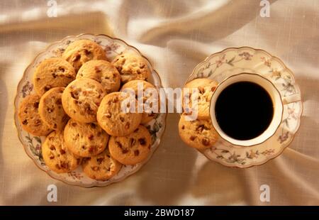 Biscuits aux noix de pécan et café Banque D'Images