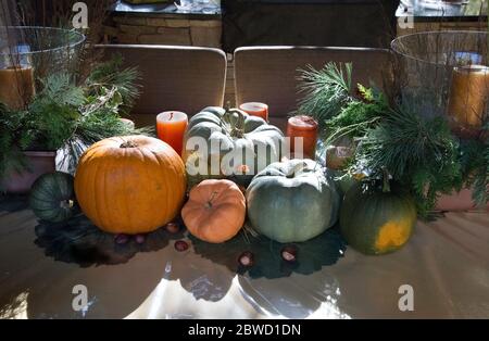 Table de billard avec citrouilles et bougies Banque D'Images