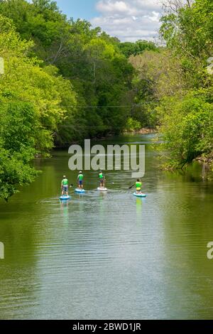 USA Maryland MD activités de loisirs en plein air stand up paddle board sur Seneca Creek dans le comté de Poolesville Montgomery Banque D'Images