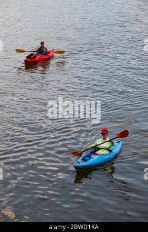 États-Unis Maryland femmes kayakistes kayak sur la rivière Potomac près de Seneca Creek dans le comté de Montgomery, Maryland Banque D'Images