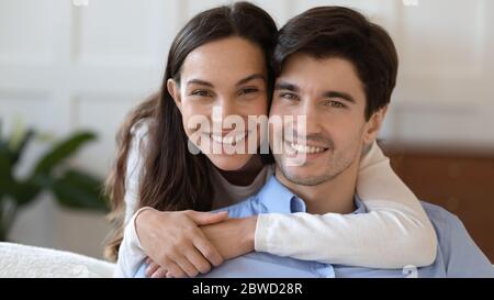 Portrait d'un jeune couple caucasien heureux qui se serre Banque D'Images
