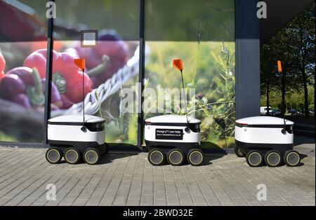 Robots de livraison Starship en dehors de Budgens à Milton Keynes. Banque D'Images