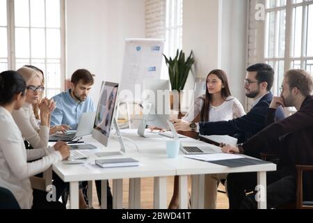 Des employés confiants travaillant en groupes, discutant des études de marché. Banque D'Images