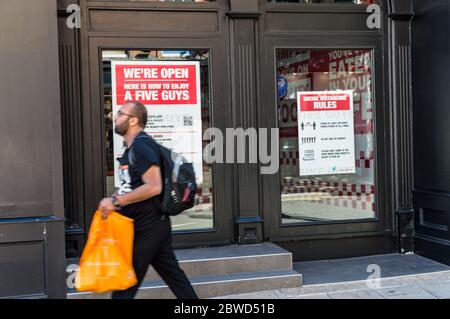 Restaurant de restauration rapide cinq gars, à emporter uniquement avec des règles strictes de distance sociale Banque D'Images