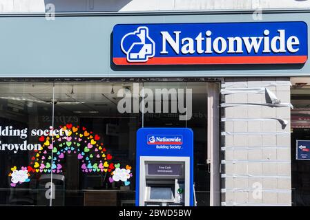 Banque nationale avec guichet automatique à l'extérieur Banque D'Images