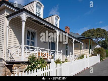 Maisons en panneaux d'intempéries sur une rue escarpée Battery point Hobart Tasmanie Banque D'Images